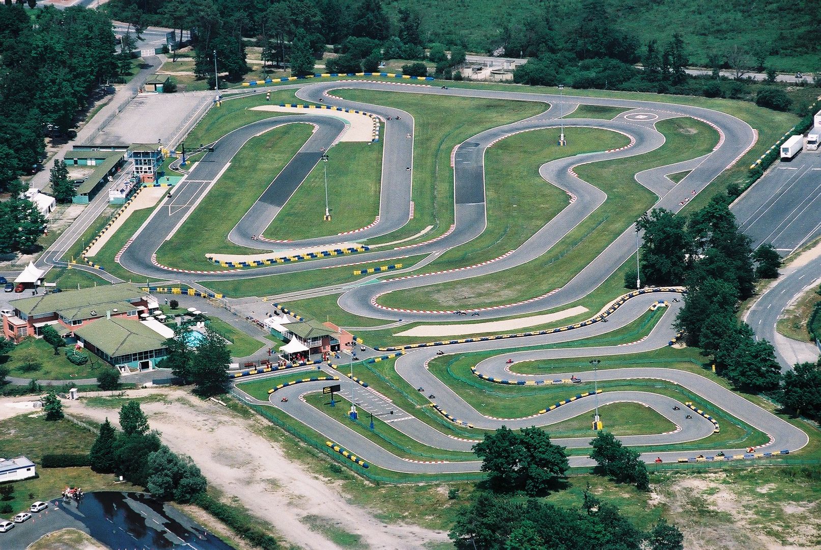 Vue aérienne de la piste de karting KART System Mérignac